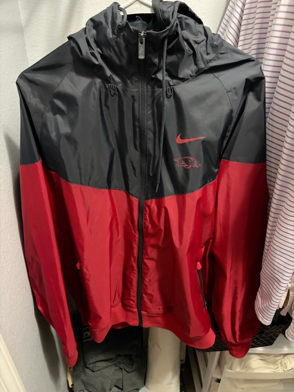 Nike Men’s Arkansas Razorback Hooded Windbreaker Jacket